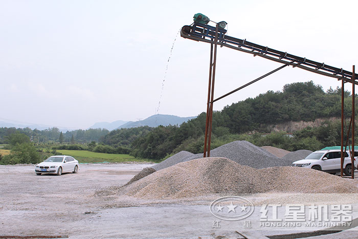 青石破碎作業(yè)現(xiàn)場 青石破碎作業(yè)現(xiàn)場