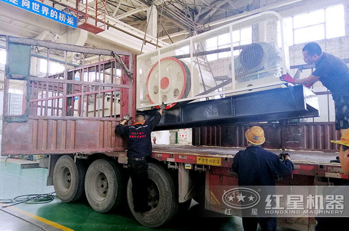 對輥制砂機現(xiàn)貨發(fā)往客戶現(xiàn)場