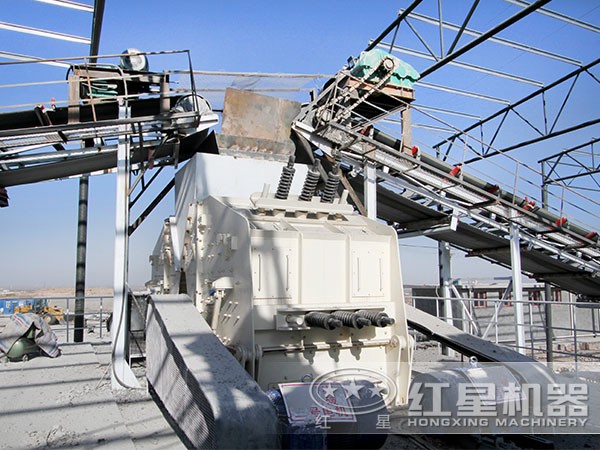 河北石英石破碎加工現場