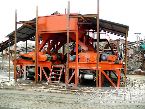 對(duì)輥破碎機(jī)工作現(xiàn)場(chǎng)