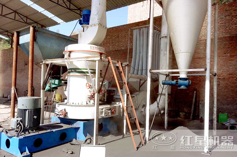 小型雷蒙磨粉機(jī)現(xiàn)場(chǎng)